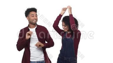 动作慢的非裔美国人漂亮的年轻夫妇喜欢在白色的工作室背景下跳舞。
